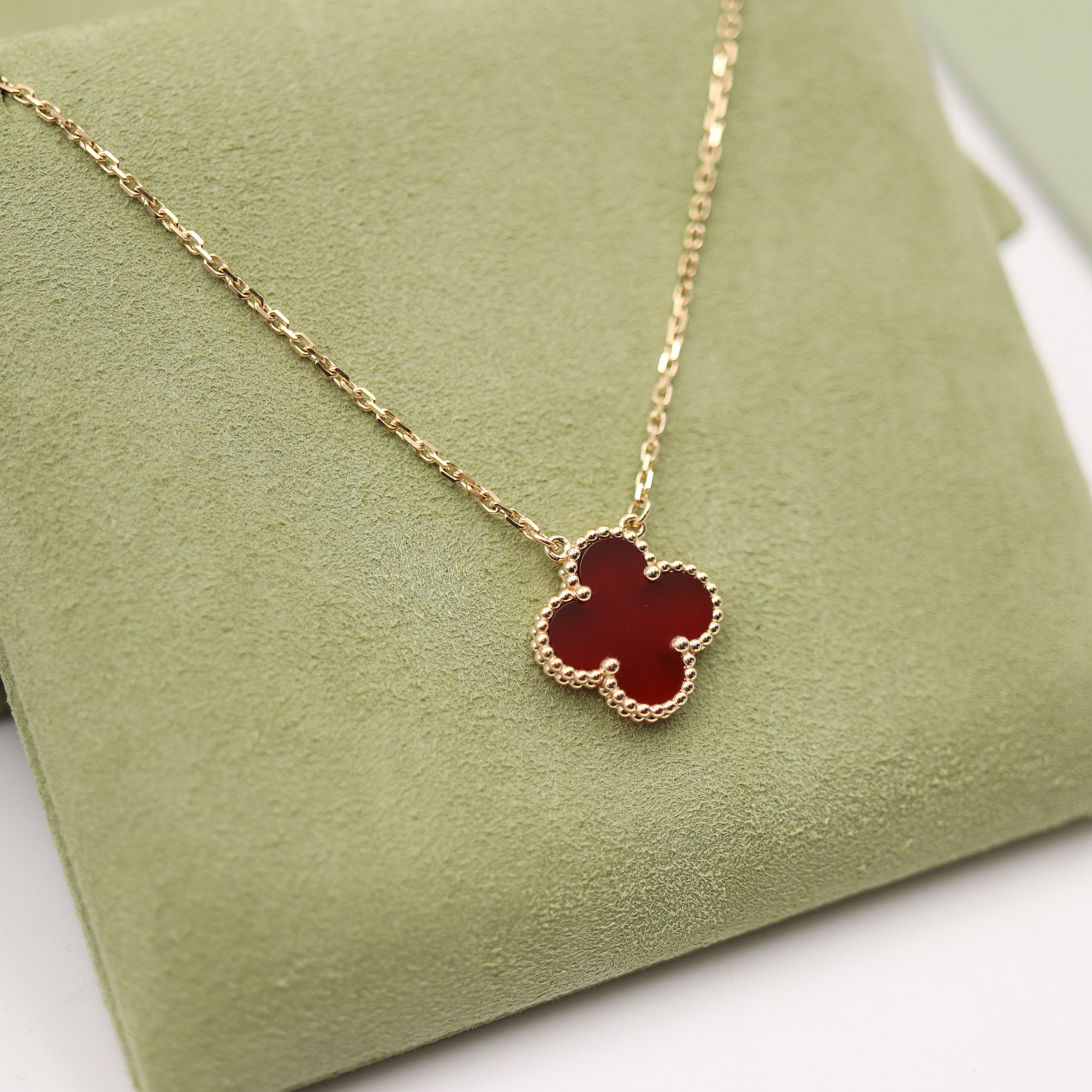 Колье и подвески Van Cleef Alhambra с клеймом на застёжке